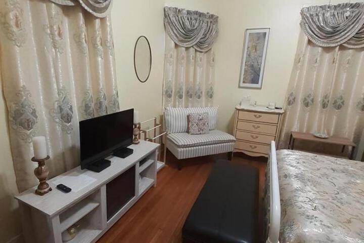 Cozy Turret Room at Nottingham Place in Wise with Plush Queen Bed Private Detached Full Bath