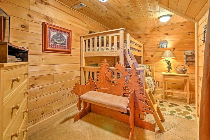 Lake Hartwell Lodge w / Dock Theater + Hot Tub!