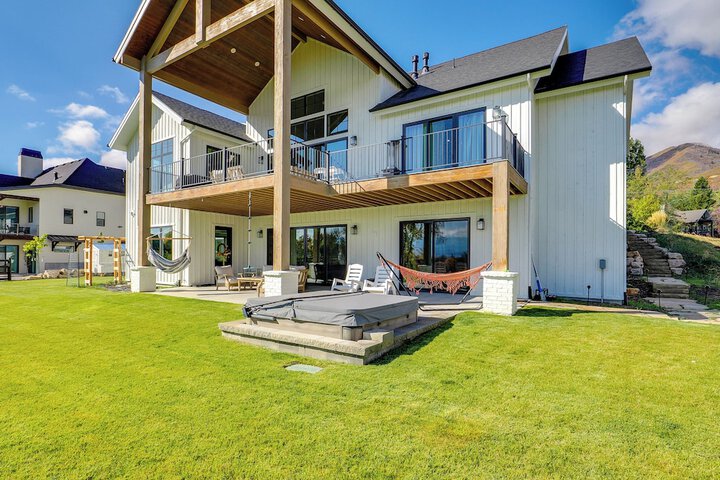 Midway Mountain Farmhouse: Hot Tub Golf & Hiking