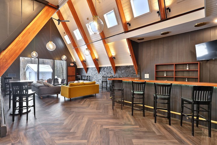The Birch Ridge: Owners Suite #5 - Queen / sofa Bed Suite in Killington. Hot Tub. Renovated. 1 Bedroom Home