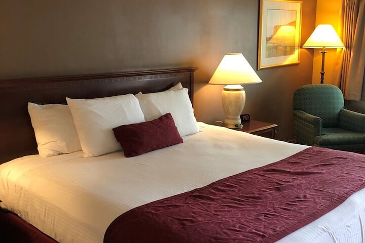 Days Inn & Suites by Wyndham Logan