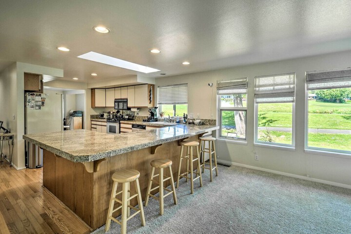 Spacious Family Home on Golf Course: Hike & Bike!