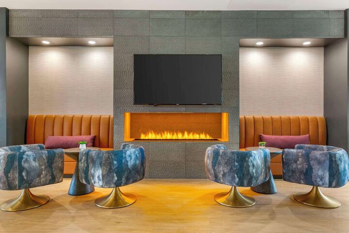 Lounge 84 of 90