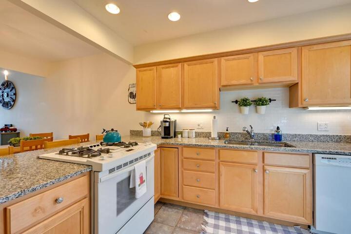 Bright Condo w / Community Perks: Near Ski Quechee!