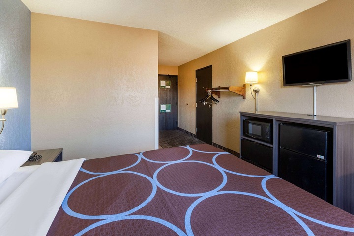 Super 8 by Wyndham Roseville / Detroit Area