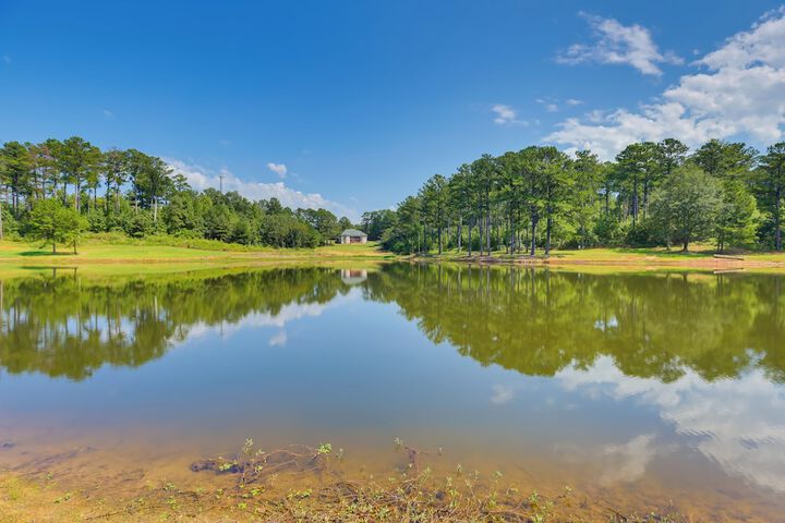Alabama Retreat w / Private Pond Deck & Pool Table