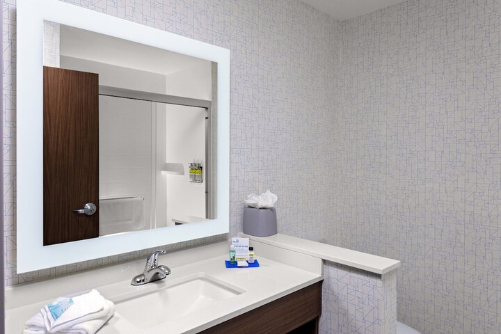 Holiday Inn Express & Suites Madison by IHG