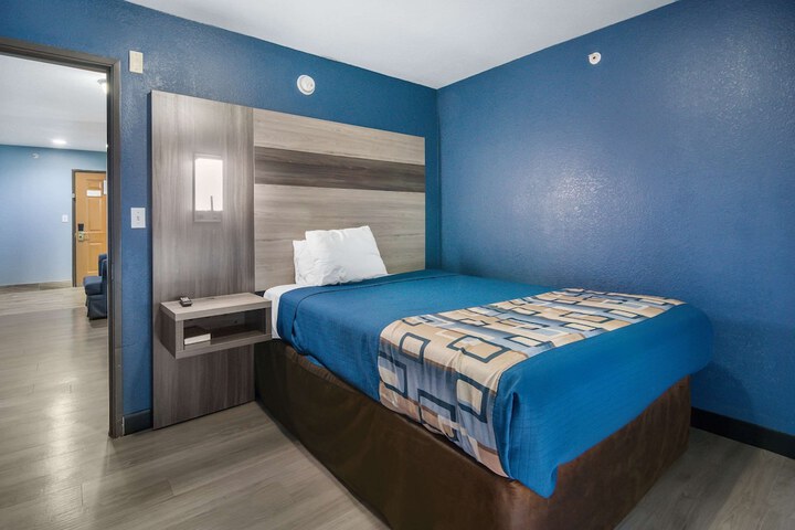 Room 28 of 28
