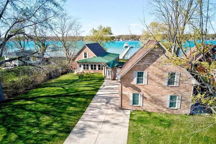 Newer Cottage on the Lake ample space for boats