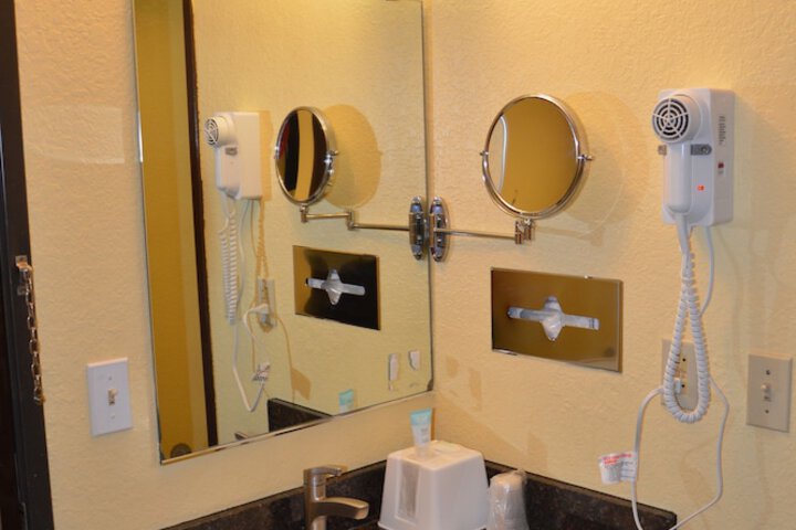 Burnsville Inn & Suites