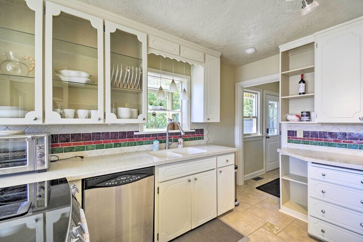 Direct Beach Access: Getaway on Port Orchard!