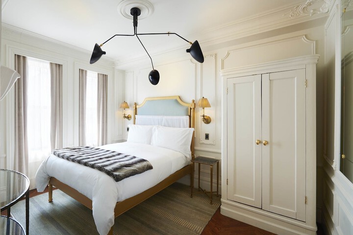 Room 17 of 27