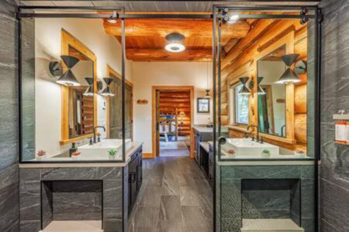 Luxury Family Cabin at Summit West