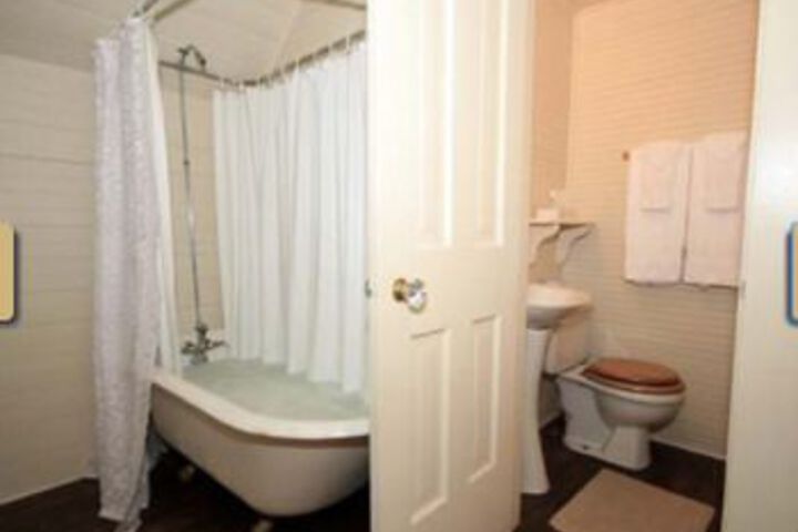 Spicer Castle Inn & Restaurant