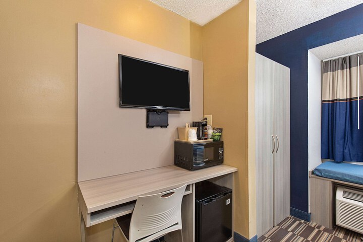 Room 11 of 27