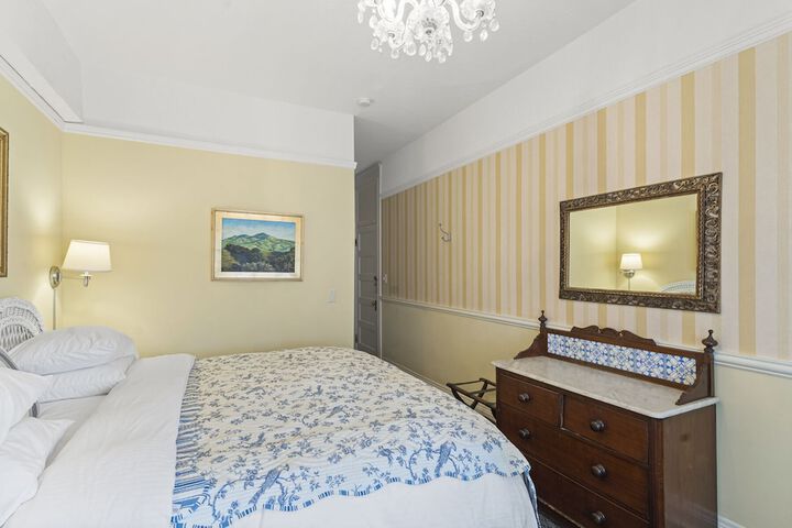 Room 30 of 38