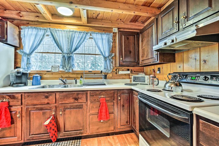 Andover Cabin Retreat w / Hot Tub & Fireplace!