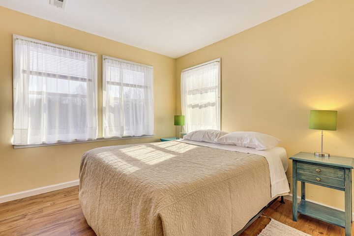 Family Home w / Game Room & Decks in Etlan!