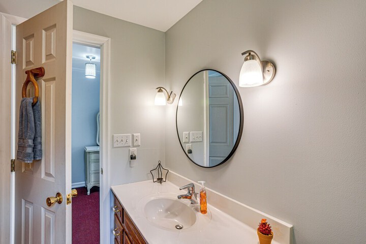 Honey Bee Farm On-site: Susquehanna Valley Apt!