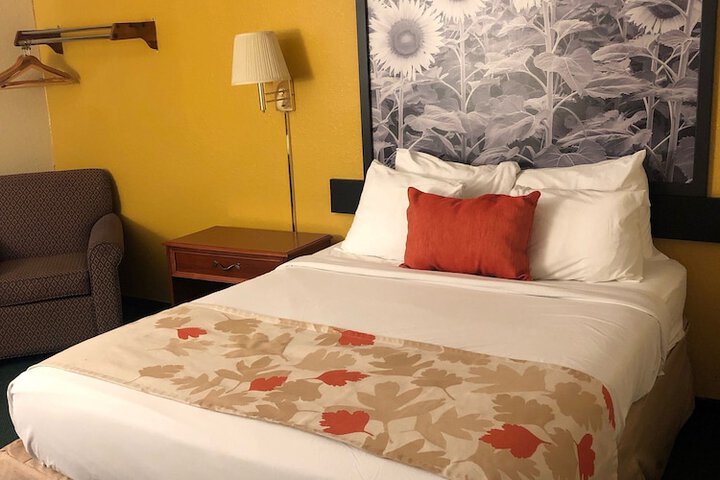 Room 6 of 27