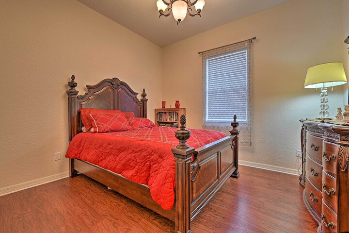 Elegant Valrico Home 15 Mi to Downtown Tampa!