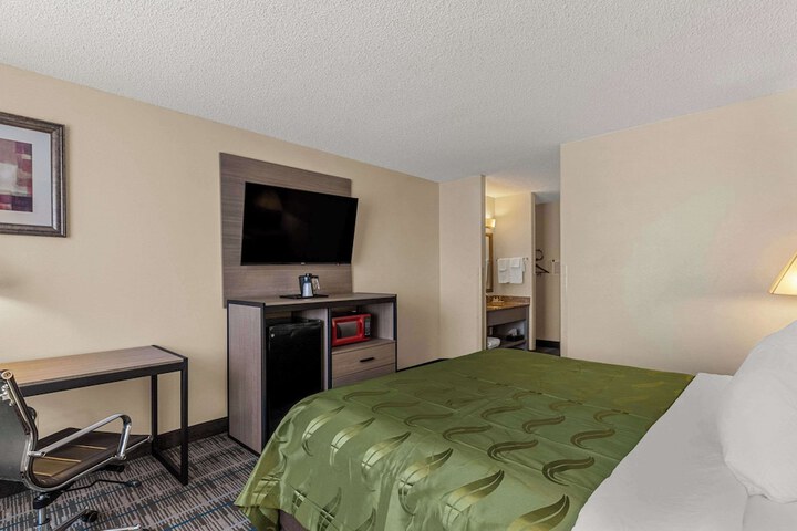 Room 27 of 40