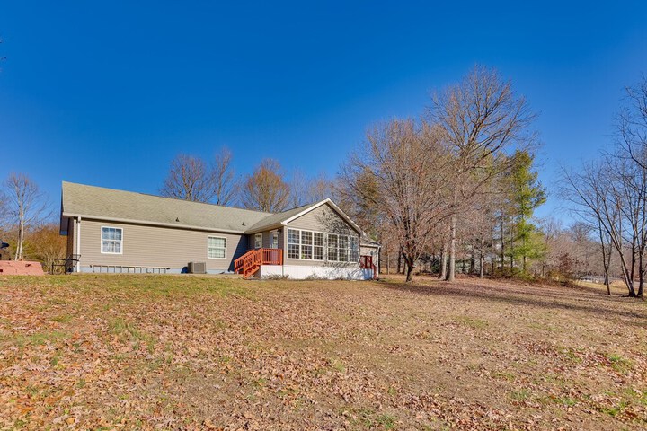 Pet-friendly Emerald Lake Retreat in Charlestown!