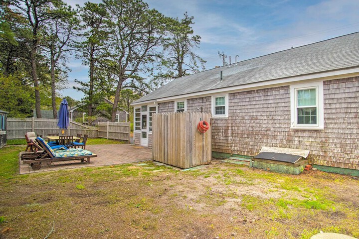 Traditional Cape Cod Cottage: Walk to Beach!
