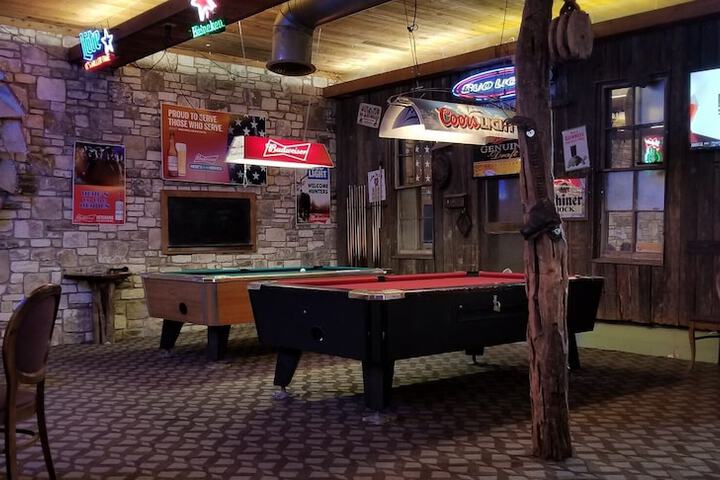 Lounge 44 of 47