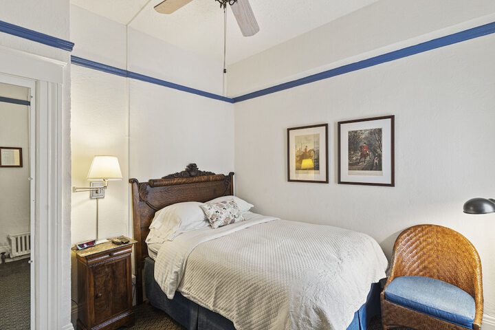 Room 26 of 38