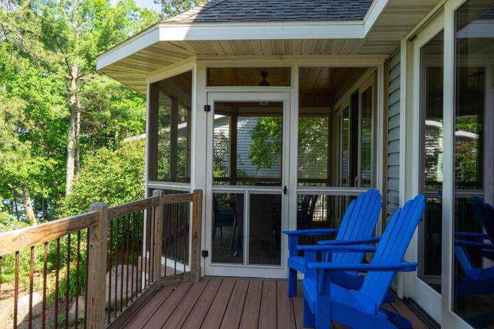 Lakefront Home 4 Bedroom 4 Bath Sleeps 12