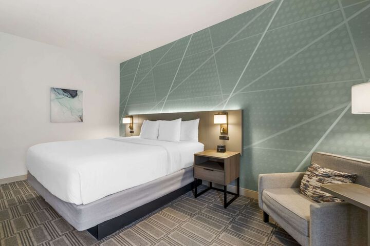 Room 33 of 60