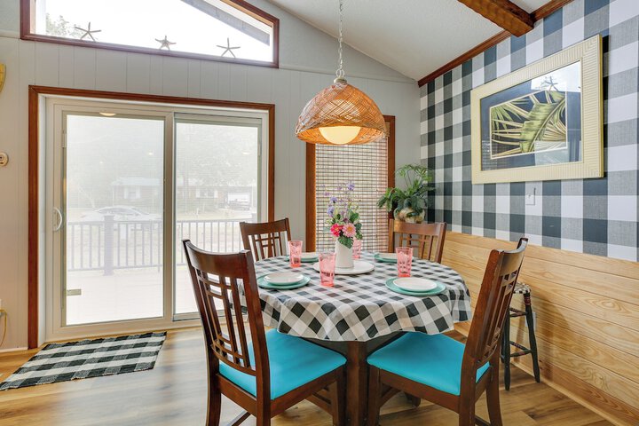 Oak Island Vacation Rental w / Decks Walk to Beach