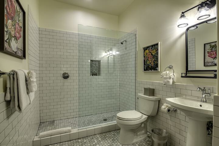 Room 16 of 28