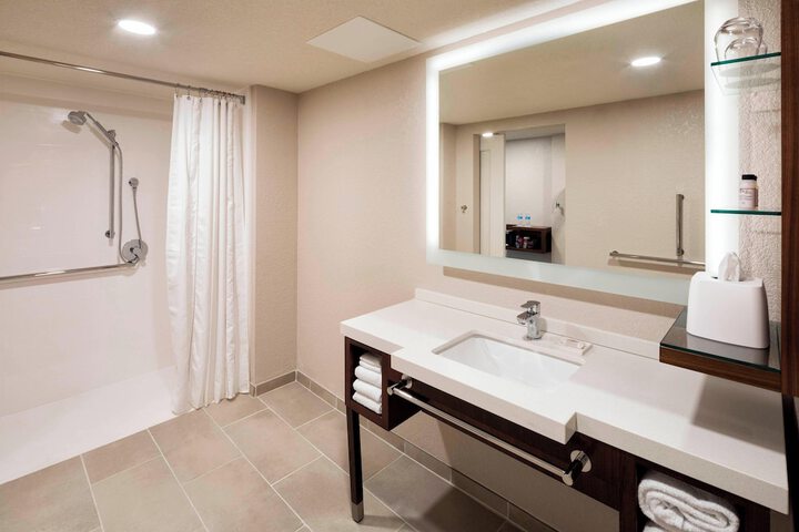 Delta Hotels by Marriott Minneapolis Northeast
