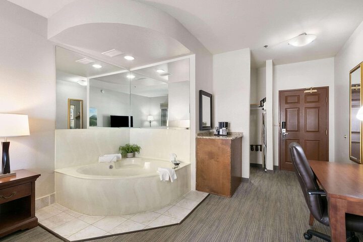Country Inn & Suites by Radisson Greeley, CO