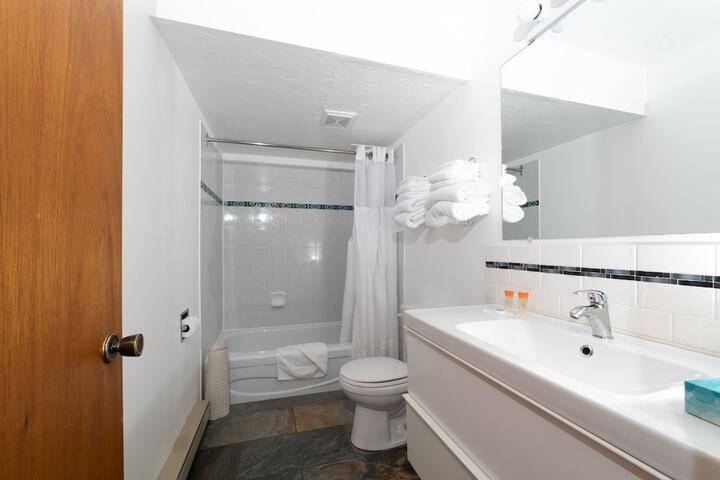 Room 11 of 28