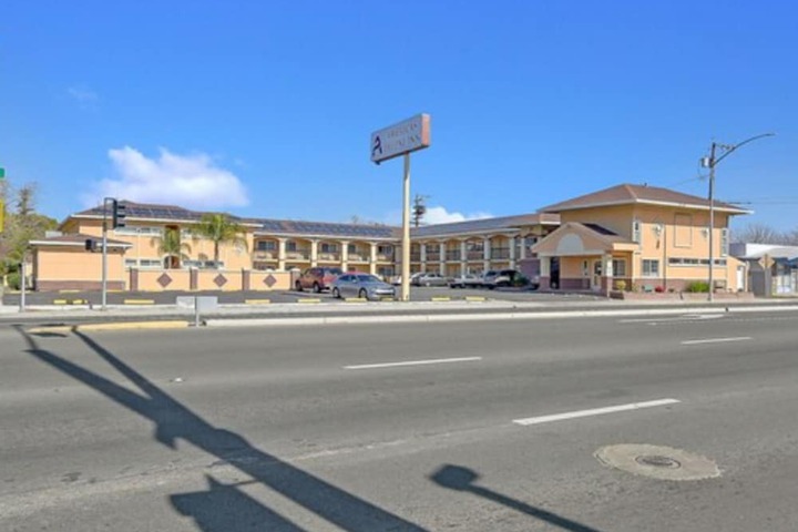 Americas Deluxe Inn