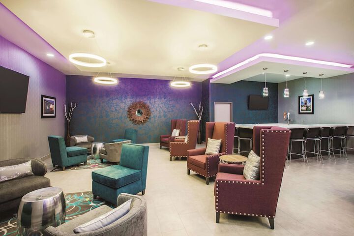 Lounge 56 of 60