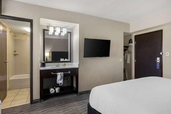 Room 16 of 32