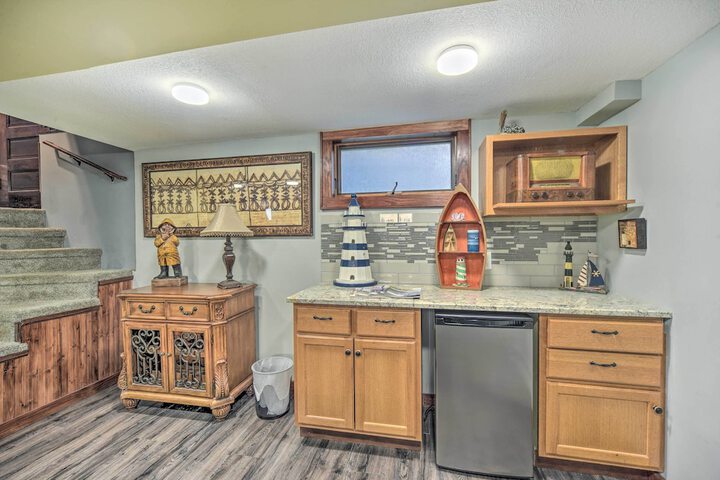 Elegant Superior Getaway 2 Mi to Downtown!