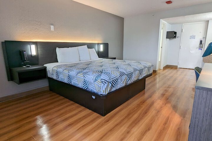 Room 17 of 27