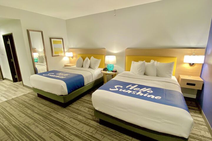 Days Inn & Suites by Wyndham Beaumont West / I-10 & Walden