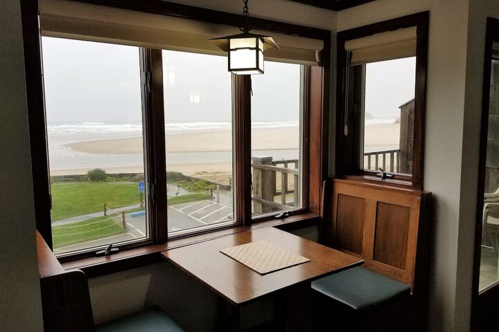 The Waves / The Argonauta Inn/The White Heron Lodge