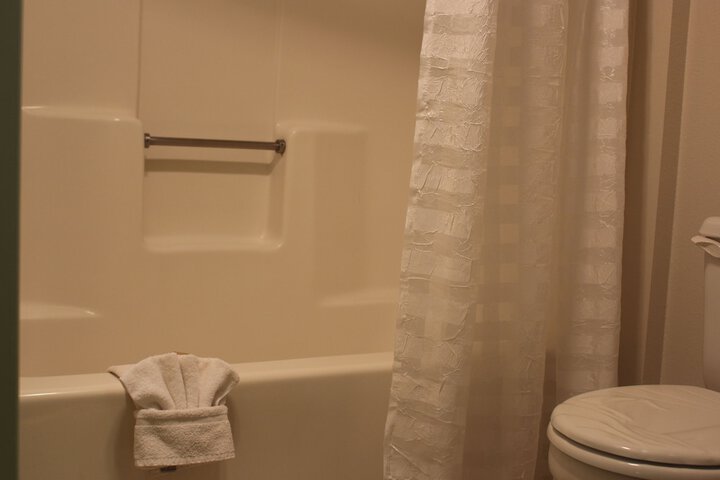 Ocairns Inn & Suites