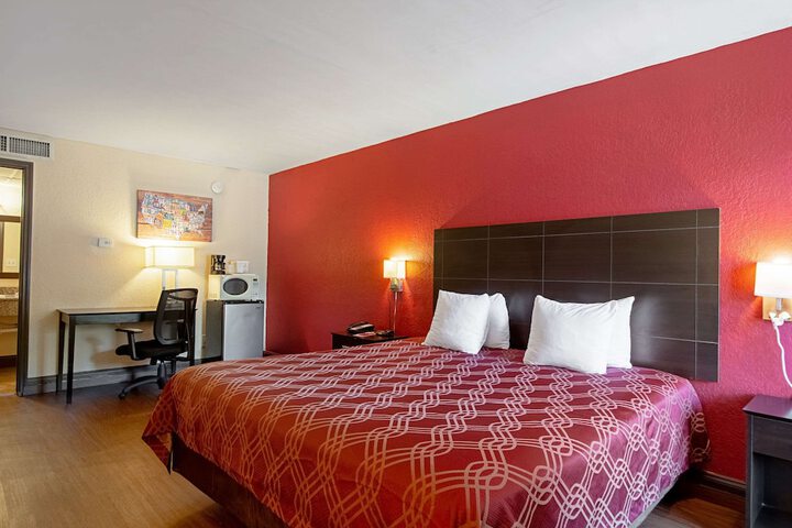 Econo Lodge Inn & Suites Clearwater Central