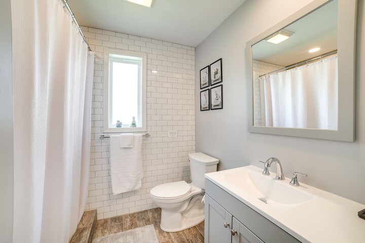 Deck & Patio: Inviting Abode in Natrona Heights!