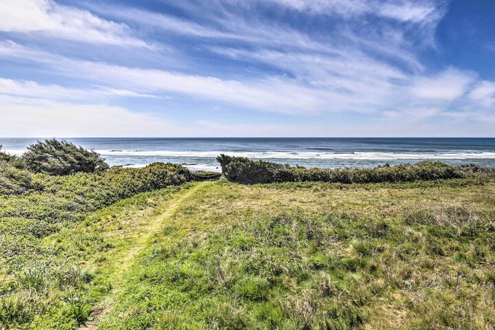 Oceanfront Cottage W / deck & Secluded Beach Access!