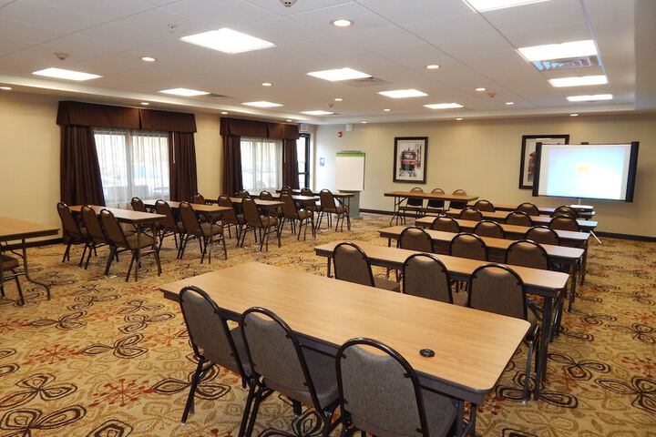Holiday Inn Express & Suites Washington - Meadow Lands by IHG