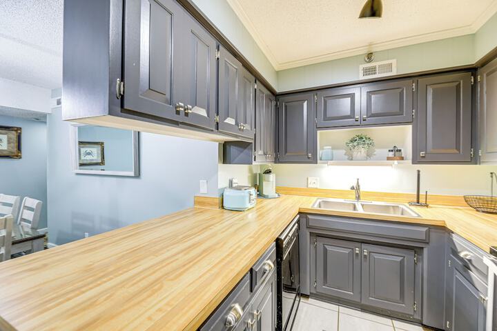 N Topsail Beach Oceanfront Condo w / Pool!